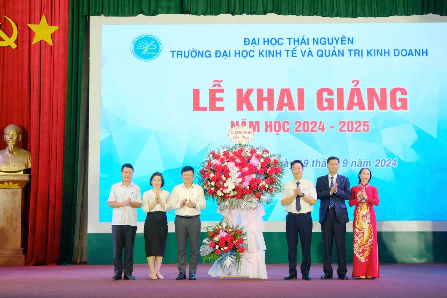 Lễ Khai giảng năm học 2024-2025 Trường Đại học Kinh tế và Quản trị kinh doanh thành công rực rỡ